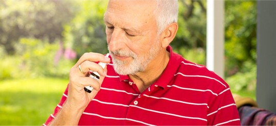 Älterer Mann verwendet GeloSitin® bei Nasenbeschwerden