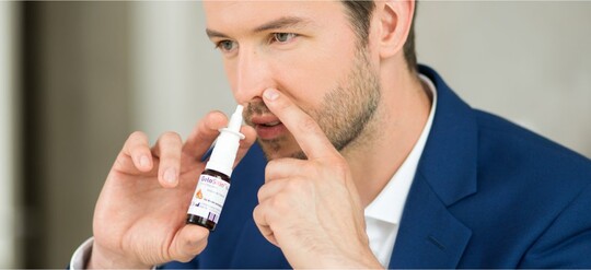 GeloSitin® kann bei der Entwöhnung von abschwellenden Nasensprays behilflich sein und die Nasenschleimhaut pflegen.