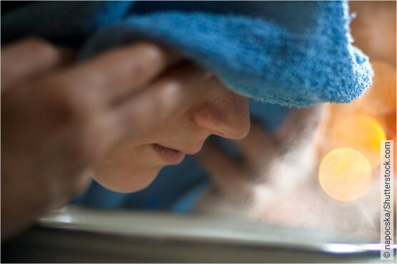 Mit Hilfe von Dampfinhalation kann die trockene Nasenschleimhaut zusätzlich befeuchtet werden