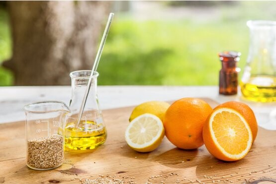 Inhaltsstoffe - Sesamöl, Orangenöl und Zitronenöl