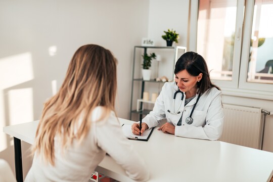 Ärztin im Beratungsgespräch Eine Ärztin berät ihre Patientin was man gegen eine allergische Rhinitis machen kann